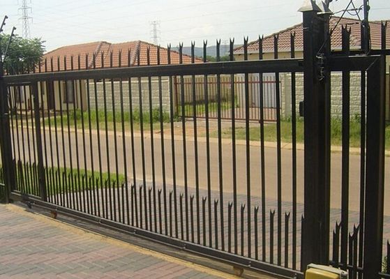 Cina Horisontal Steel Automatic Driveway Gates Remote Control Untuk Industrial Park pemasok